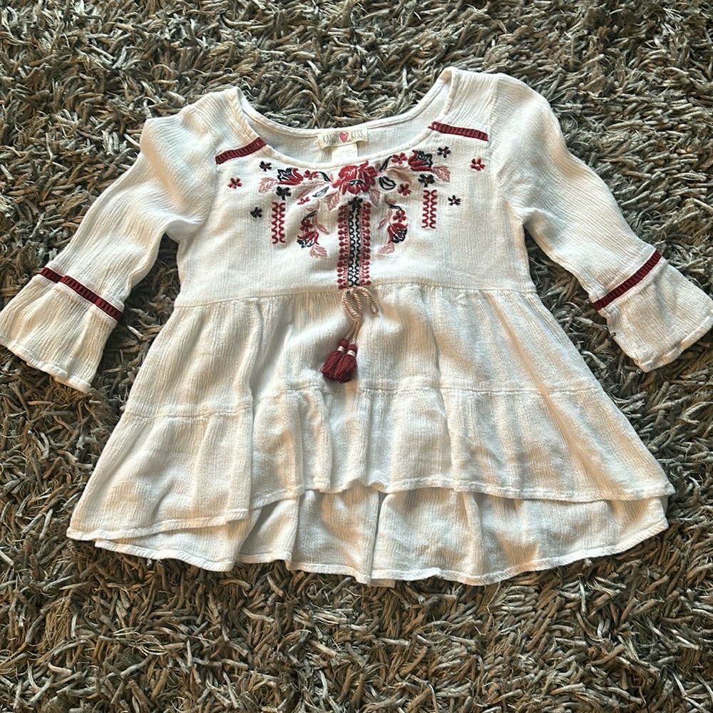 Girls white fancy deign shirt size small runs large